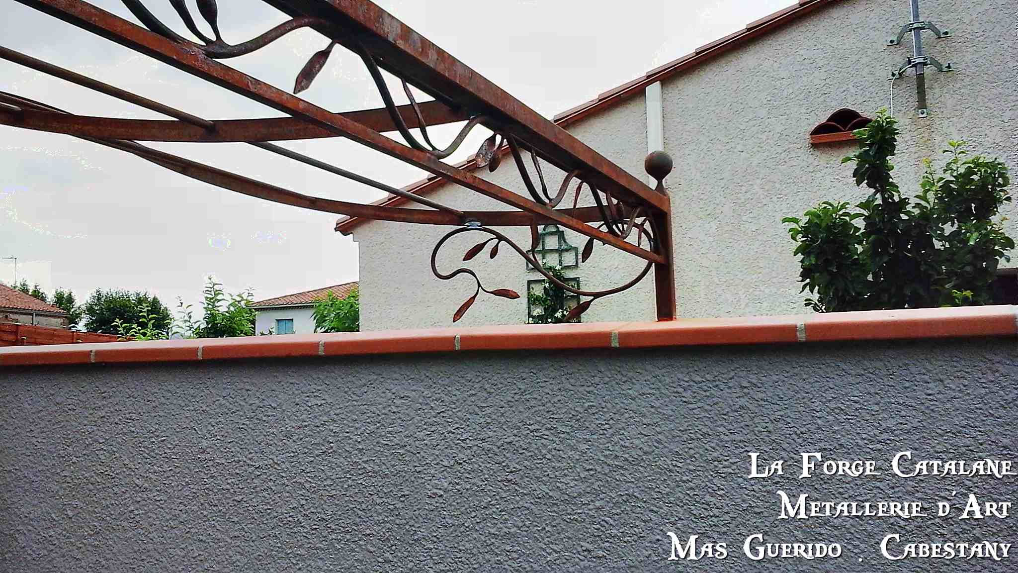 pergola frise vegetale demi chapeau gendarme filants rond abris voiture detail fer Forge Catalane Cabestany.jpg